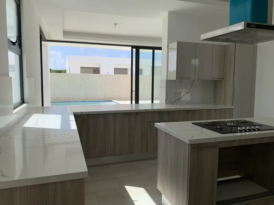 Cocina con vista a la piscina